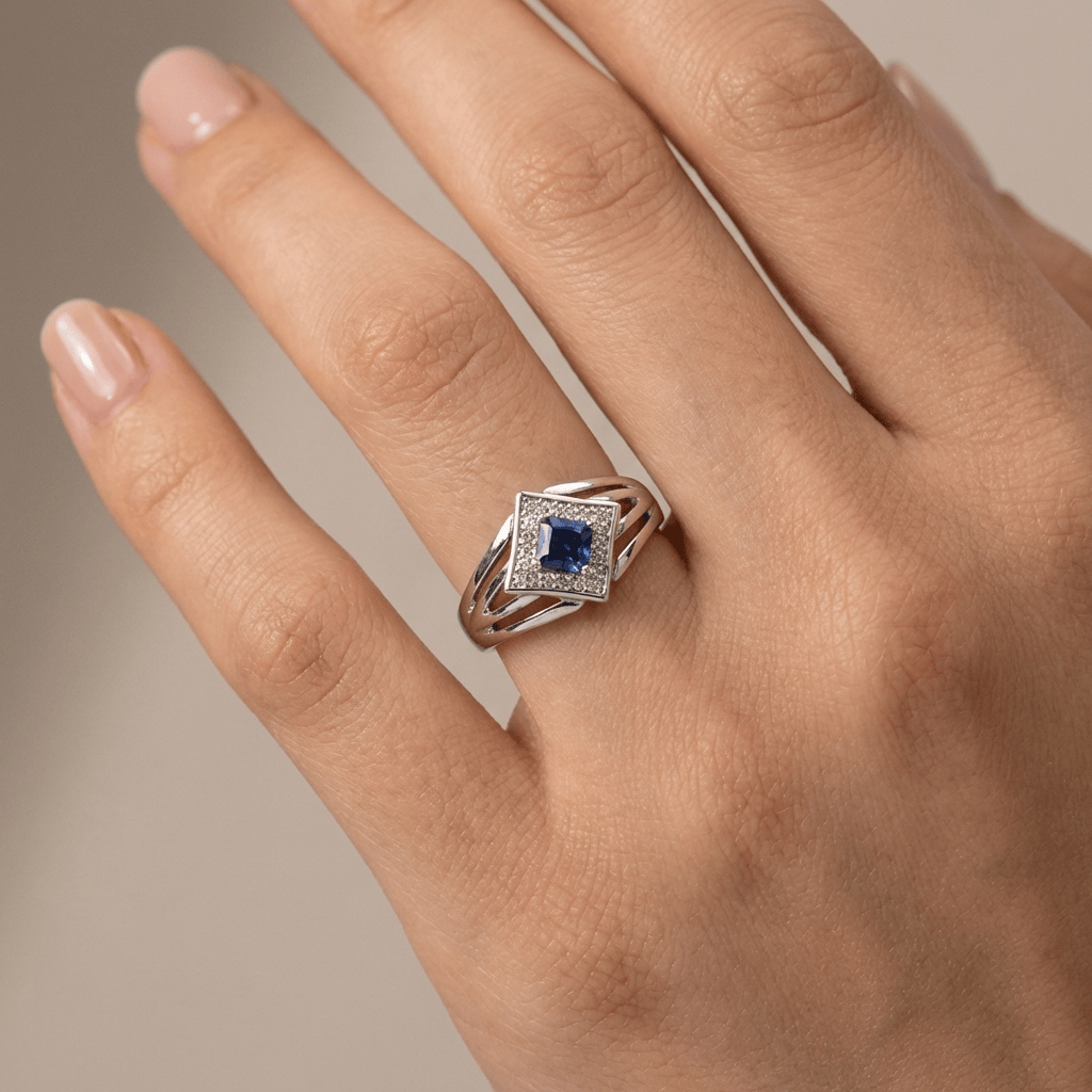 Anel de prata com estrela de safira azul, design delicado da marca Rose & Oliver, detalhes brilhantes e acabamento polido.