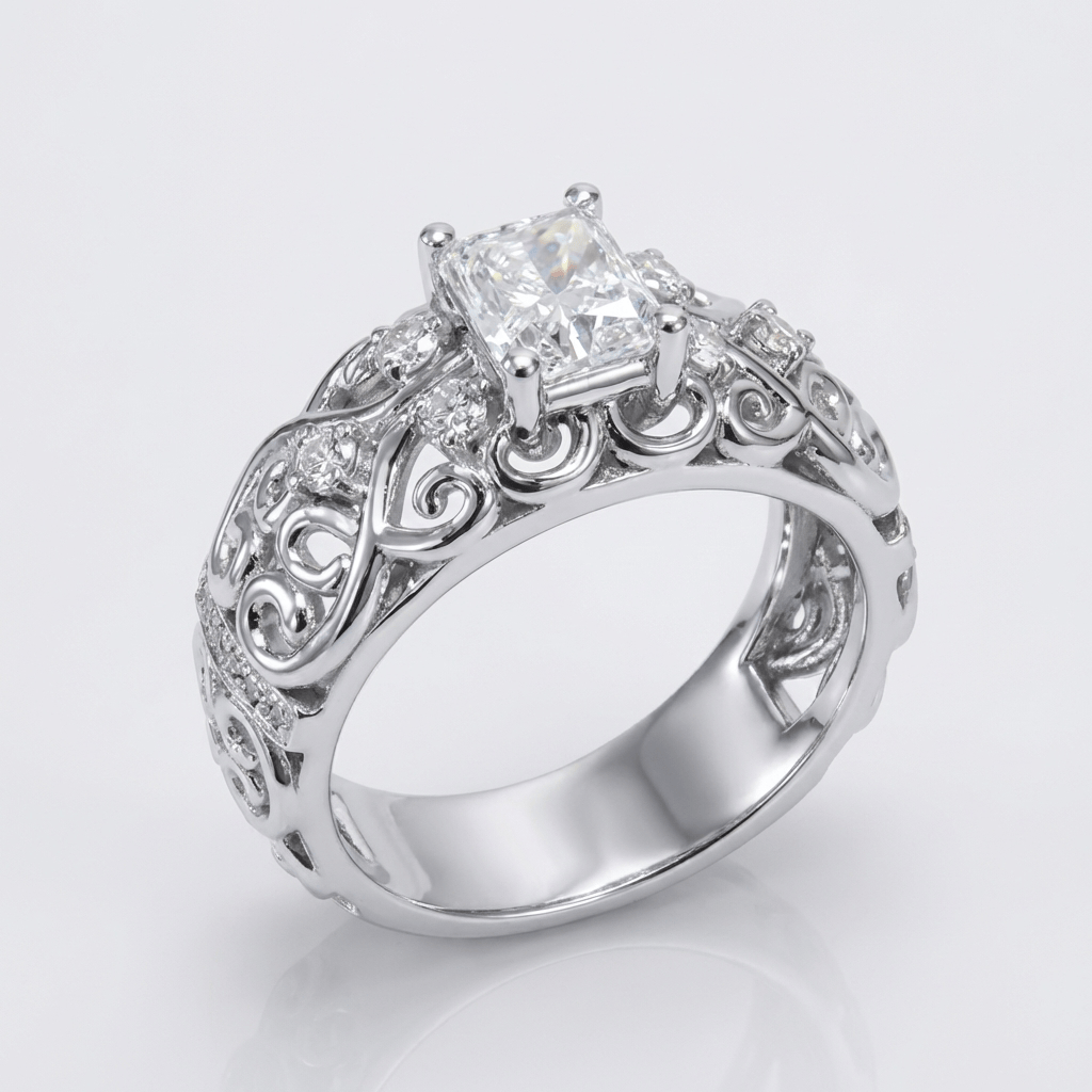 Anel de prata Cushion Diamond Carved da Rose & Oliver com detalhes vazados e acabamento polido.