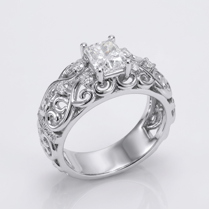 Anel de prata Cushion Diamond Carved da Rose & Oliver com detalhes vazados e acabamento polido.