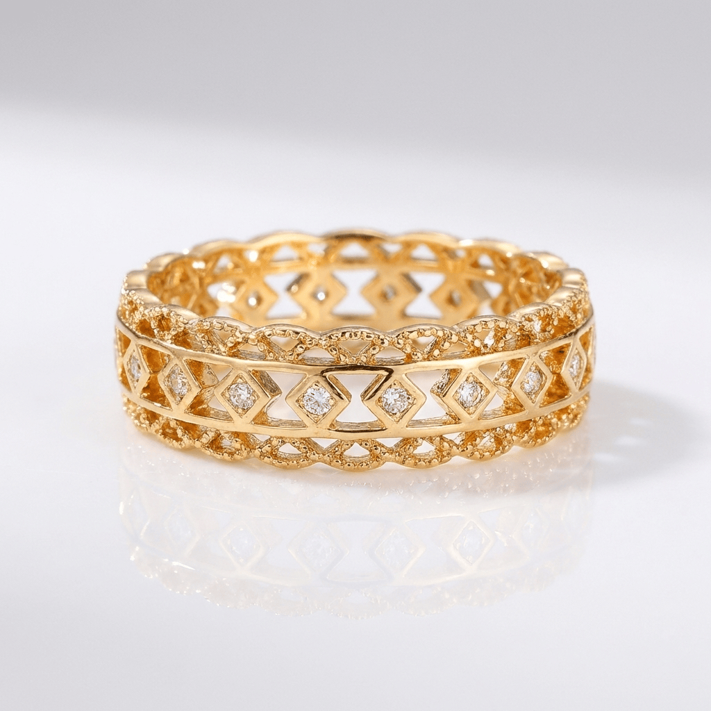 Anel aberto de ouro com diamantes da Rose & Oliver, mostrador com detalhes de trabalho aberto e pedras brilhantes.