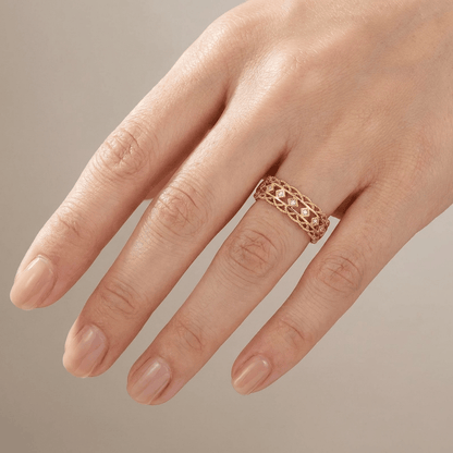 Anel aberto de ouro com diamantes da Rose & Oliver, mostrando detalhes de trabalho aberto e brilho elegante.