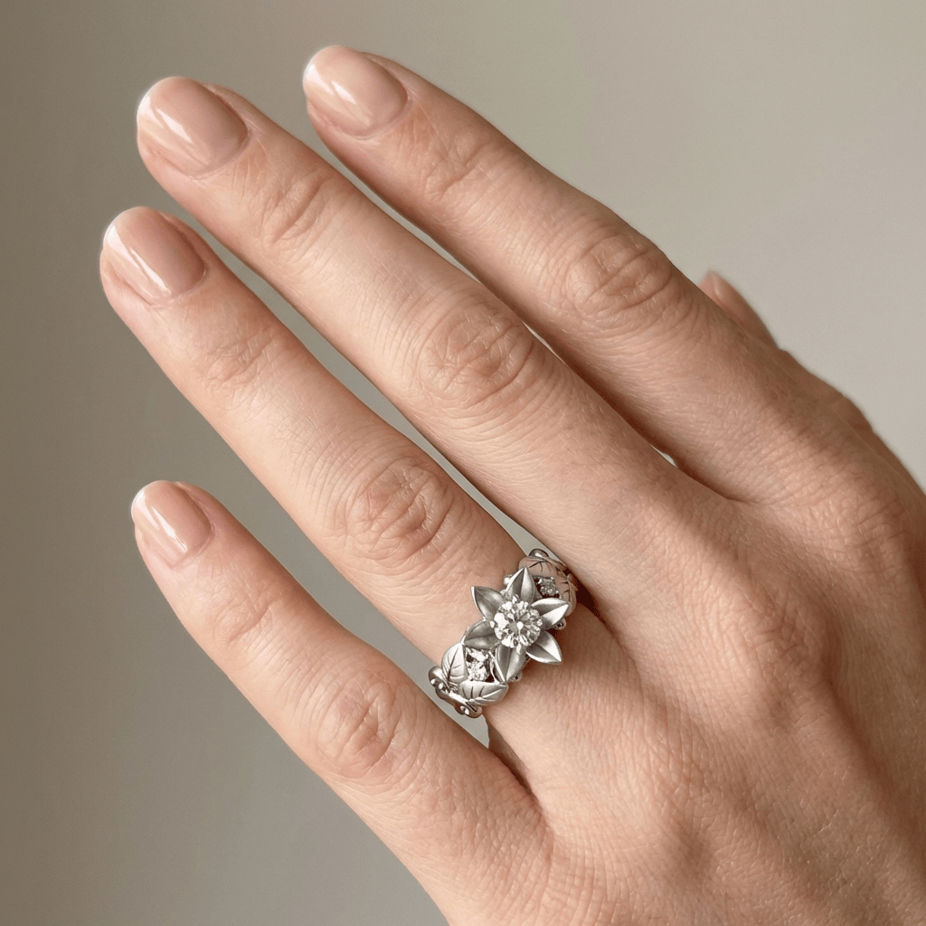 Anel de prata com zircônias em formato de pétala, elegante e delicado, da marca Rose & Oliver, para acessórios sofisticados.