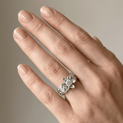Anel de prata com zircônias em formato de pétala, elegante e delicado, da marca Rose & Oliver, para acessórios sofisticados.