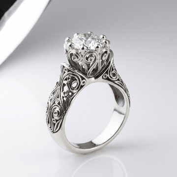 Anel de herança em prata com zircônia, elegante e detalhado, da marca Rose & Oliver, com acabamento brilhante e acabamento refinado.