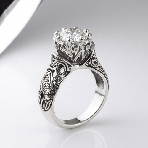 Anel de herança em prata com zircônia, elegante e detalhado, da marca Rose & Oliver, com acabamento brilhante e acabamento refinado.