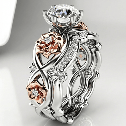 Anel floral em prata rosé com diamantes da Rose & Oliver, delicado e elegante, com detalhes de flores e brilho.
