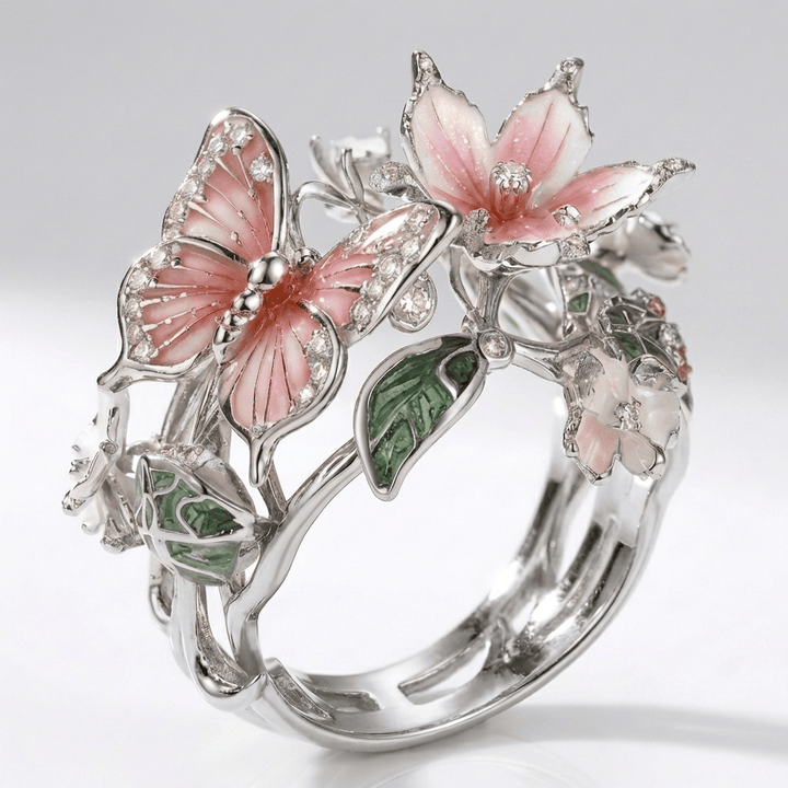Anel ajustável Silver Butterfly Dreamer da Rose & Oliver com destaque para borboleta delicada e acabamento prateado brilhante.
