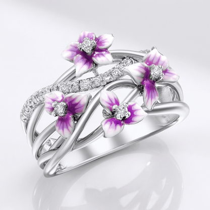 Anel Rose & Oliver Prata com design de flor roxa e jardim, detalhes delicados e acabamento brilhante.