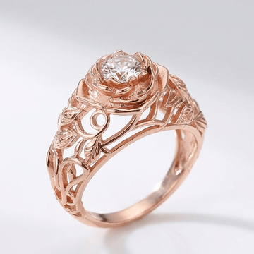 Anel vintage Rose & Oliver com acabamento em zircônia rosada e detalhe entalhado em estilo clássico.