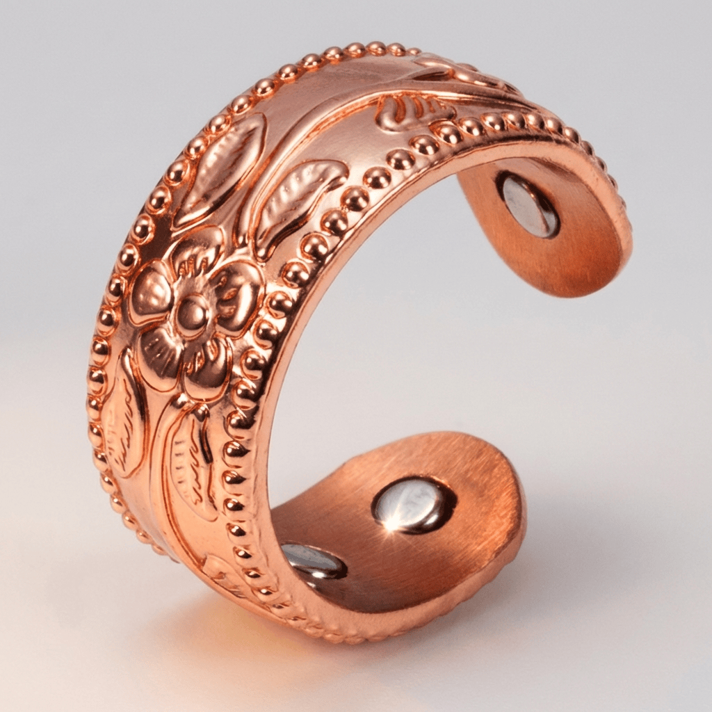 Anel ajustável Rose Gold Ornate Carved Ring da Rose & Oliver, com detalhes elaborados em ouro rosé.