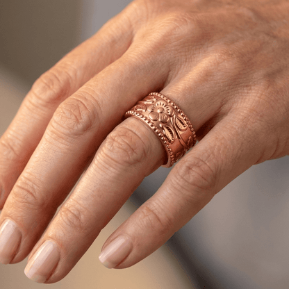 Anel ajustável Rose Gold Ornate Carved Cuff Ring da Rose & Oliver com detalhes elaborados e acabamento dourado rosé.