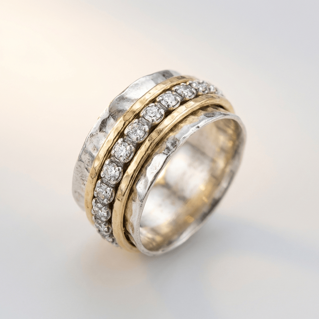 Anel Zirconia Serenity Spin da Rose & Oliver com detalhes brilhantes e design elegante em prata.