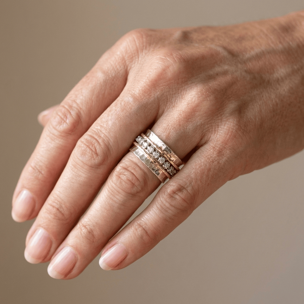 Anel Zirconia Serenity Spin da Rose & Oliver com acabamento prateado e pedra de zirconia brilhante na imagem.