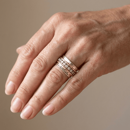 Anel Zirconia Serenity Spin da Rose & Oliver com acabamento prateado e pedra de zirconia brilhante na imagem.