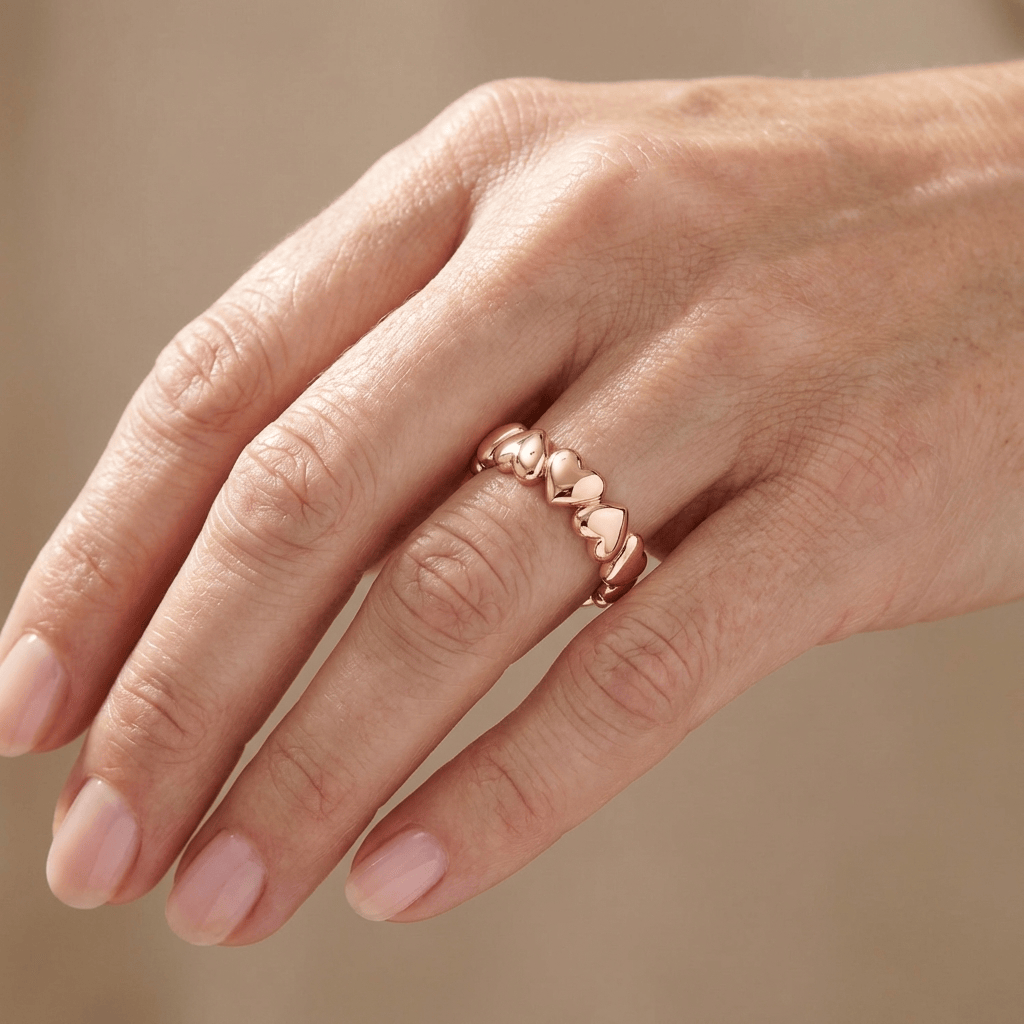 Anel Heart Of Eternity da Rose & Oliver com diamantes cravejados em uma banda de ouro branco brilhante.