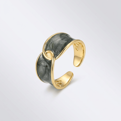 Anel ajustável Rose & Oliver com duas pedras de jade em prata, detalhe elegante e delicado em destaque.