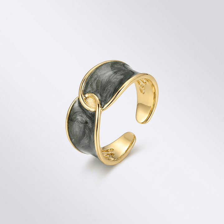 Anel ajustável Rose & Oliver com duas pedras de jade em prata, detalhe elegante e delicado em destaque.