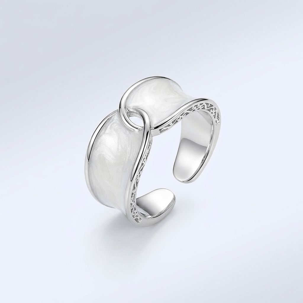 Anel ajustável Rose & Oliver com duas pedras de jade verdes, delicado e elegante, em close com fundo neutro.