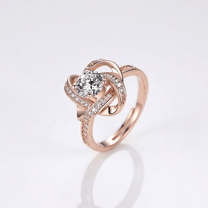 Anel ajustável Rose Gold com nó torcido e zircônias, marca Rose & Oliver, detalhe elegante e delicado.