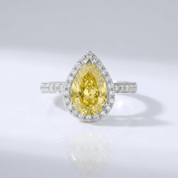 Anel de diamante pear amarelo com halo da Rose & Oliver, detalhe de anel de joia com pedra central em forma de pera