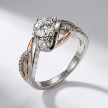 Anel Rose & Oliver em prata com acabamento rosé e detalhes de diamantes em formato de torção elegante.