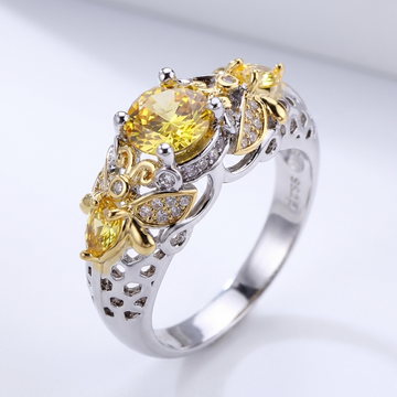 Anel Rose & Oliver Gold Blossom Crown com detalhes delicados em ouro, design de coroa floral, para uso elegante e sofisticado.