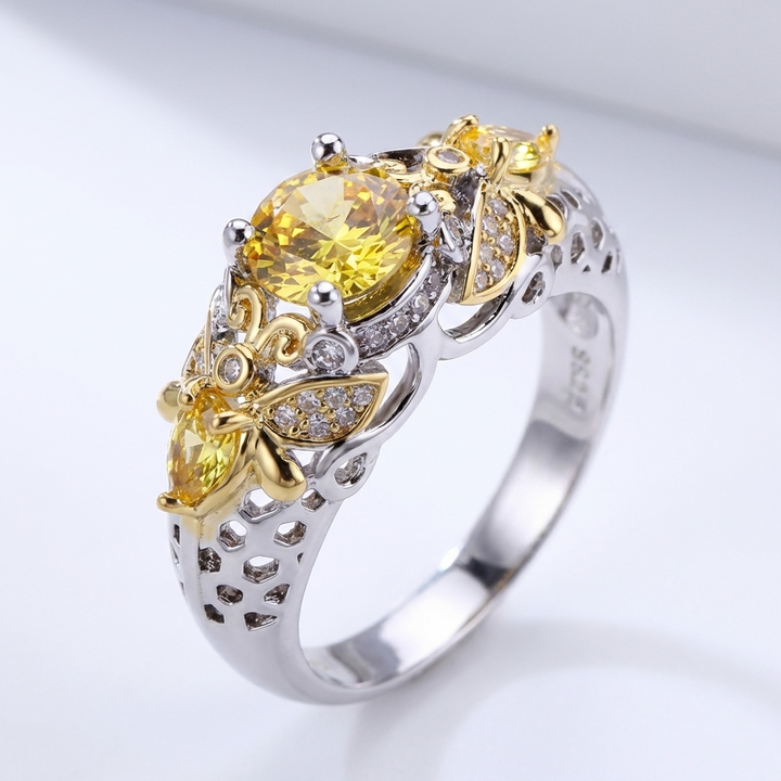 Anel Rose & Oliver Gold Blossom Crown com detalhes delicados em ouro, design de coroa floral, para uso elegante e sofisticado.