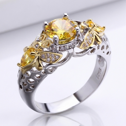Anel Gold Blossom Crown da Rose & Oliver com acabamento dourado e detalhes delicados de flores em relevo.