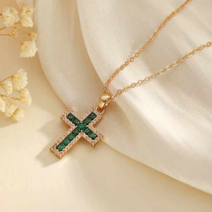 Colar com pingente em cruz verde esmeralda dourado da Rose & Oliver, joia elegante em estilo necklace.