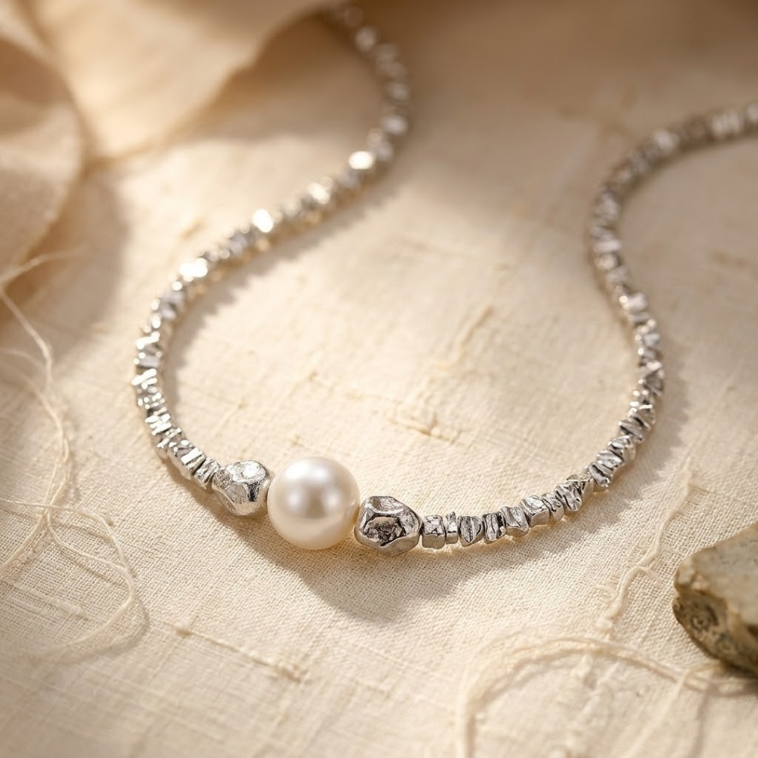 Colar choker minimalista prateado com pérolas, design elegante da marca Rose & Oliver, destaque para o estilo sofisticado.