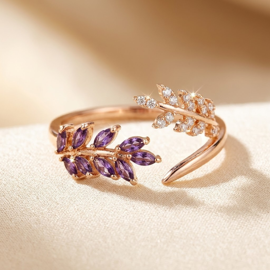 Anel de ouro com folha de ametista, joia elegante da marca Rose & Oliver, detalhe delicado com pedra de ametista.