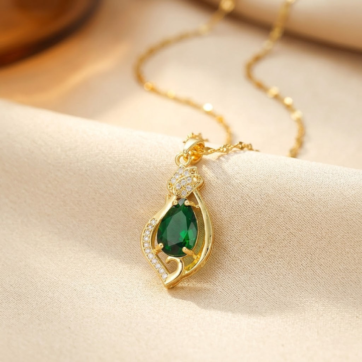 Colar com pingente de gota de esmeralda e ouro Rose & Oliver, joia elegante e delicada para o pescoço.