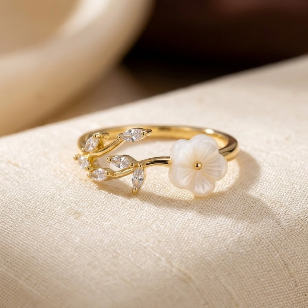 anel aberto dourado com detalhes de flores e folhas, anel decorativo da marca Rose & Oliver