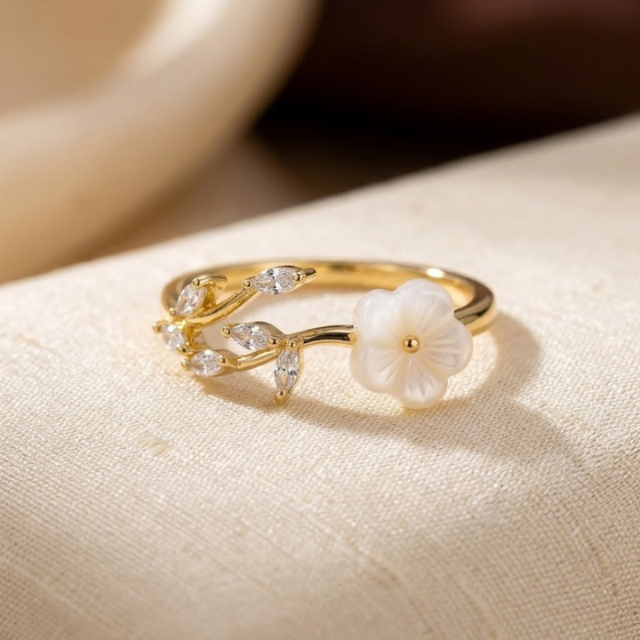 anel aberto dourado com detalhes de flores e folhas, anel decorativo da marca Rose & Oliver