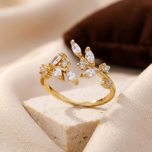 Anel aberto de folha dourada da Rose & Oliver, com design delicado de folhas abertas em ouro.