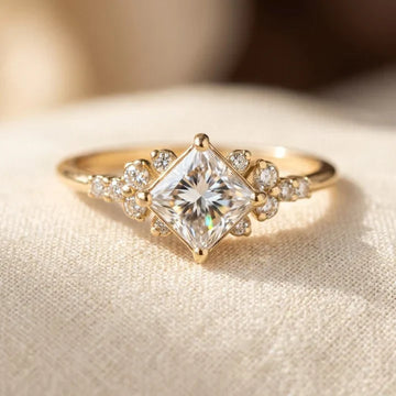 Anel de ouro quadrado solitaire da Rose & Oliver com design elegante e acabamento brilhante.