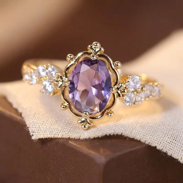Anel de princesa com ametista dourada e detalhes em ouro, joia elegante da marca Rose & Oliver.
