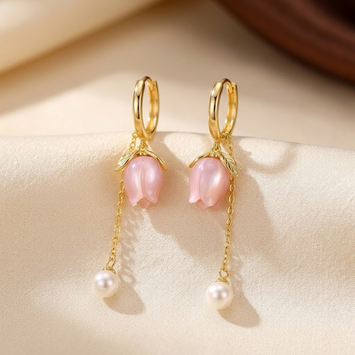 Brincos dourados com pérolas e detalhes florais da marca Rose & Oliver, pendentes elegantes e delicados.