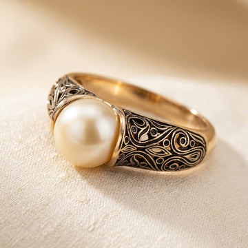 Anel de ouro com filigrana e pérolas da marca Rose & Oliver, detalhado e elegante, exibido em uma imagem clara.
