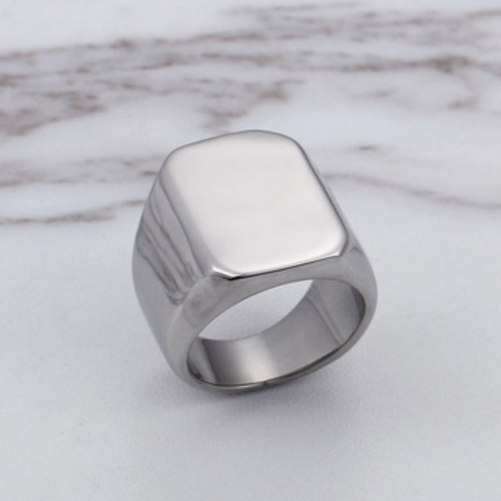 Anel Bold Heritage da Rose & Oliver, anel de metal com design robust e detalhes elegantes para uso cotidiano.