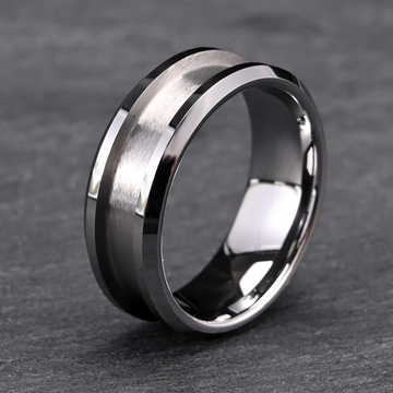 Anel de aço Titan da Rose & Oliver, com design moderno e acabamento polido, ideal para uso diário e estilo sofisticado.