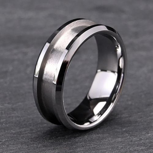 Anel de aço Titan da Rose & Oliver, com design moderno e acabamento polido, ideal para uso diário e estilo sofisticado.