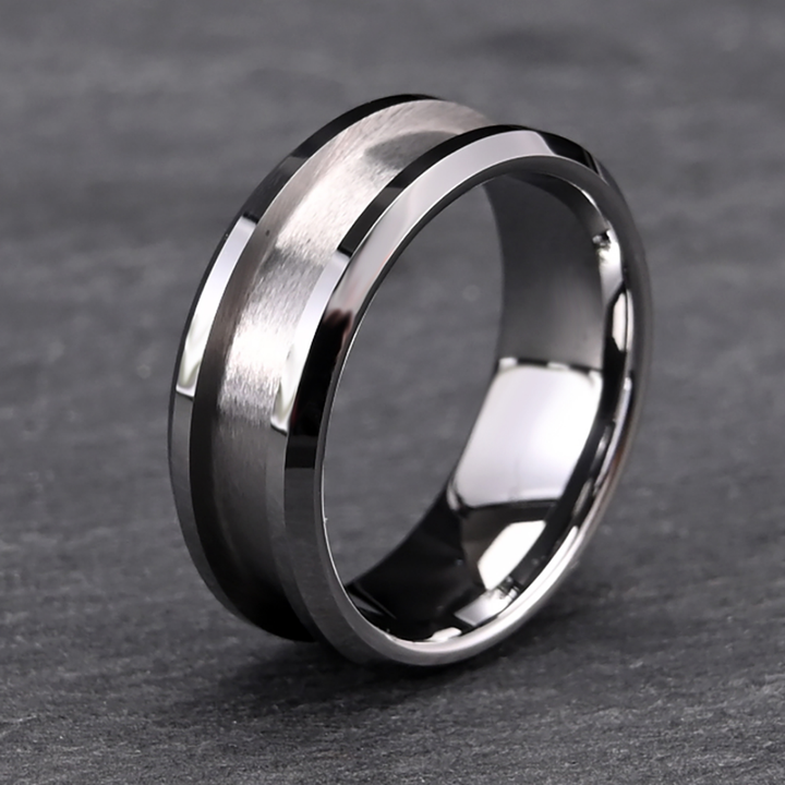 Anel de aço Titan da Rose & Oliver, com design moderno e acabamento polido, ideal para uso diário e estilo sofisticado.