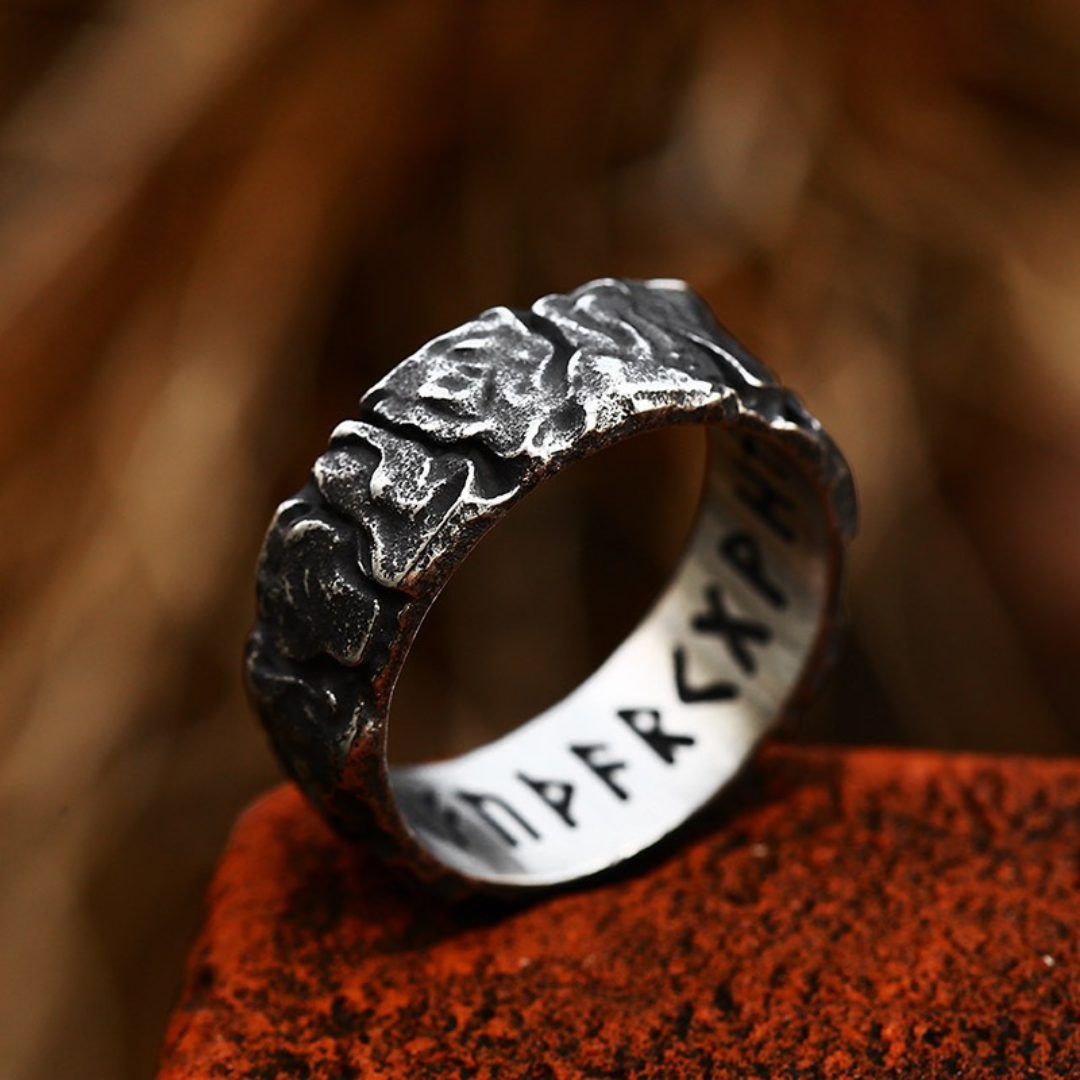 Anel vintage de pedra de prata Rose & Oliver com design clássico e detalhes elegantes, destaque para o estilo antigo e acabamento refinado.