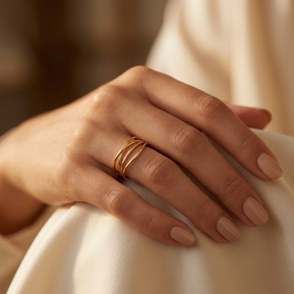 Anel minimalista dourado Rose & Oliver, envolvente e elegante, exibindo design simples e sofisticado em ouro brilhante.