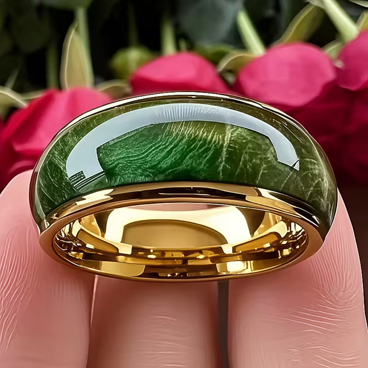 Anel de coroa de esmeralda da Rose & Oliver com design delicado e pedra de esmeralda central, em prata brilhante.