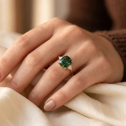 Anel de ouro cushion solitaire da Rose & Oliver com pedra central brilhante e detalhe elegante, visível na imagem.