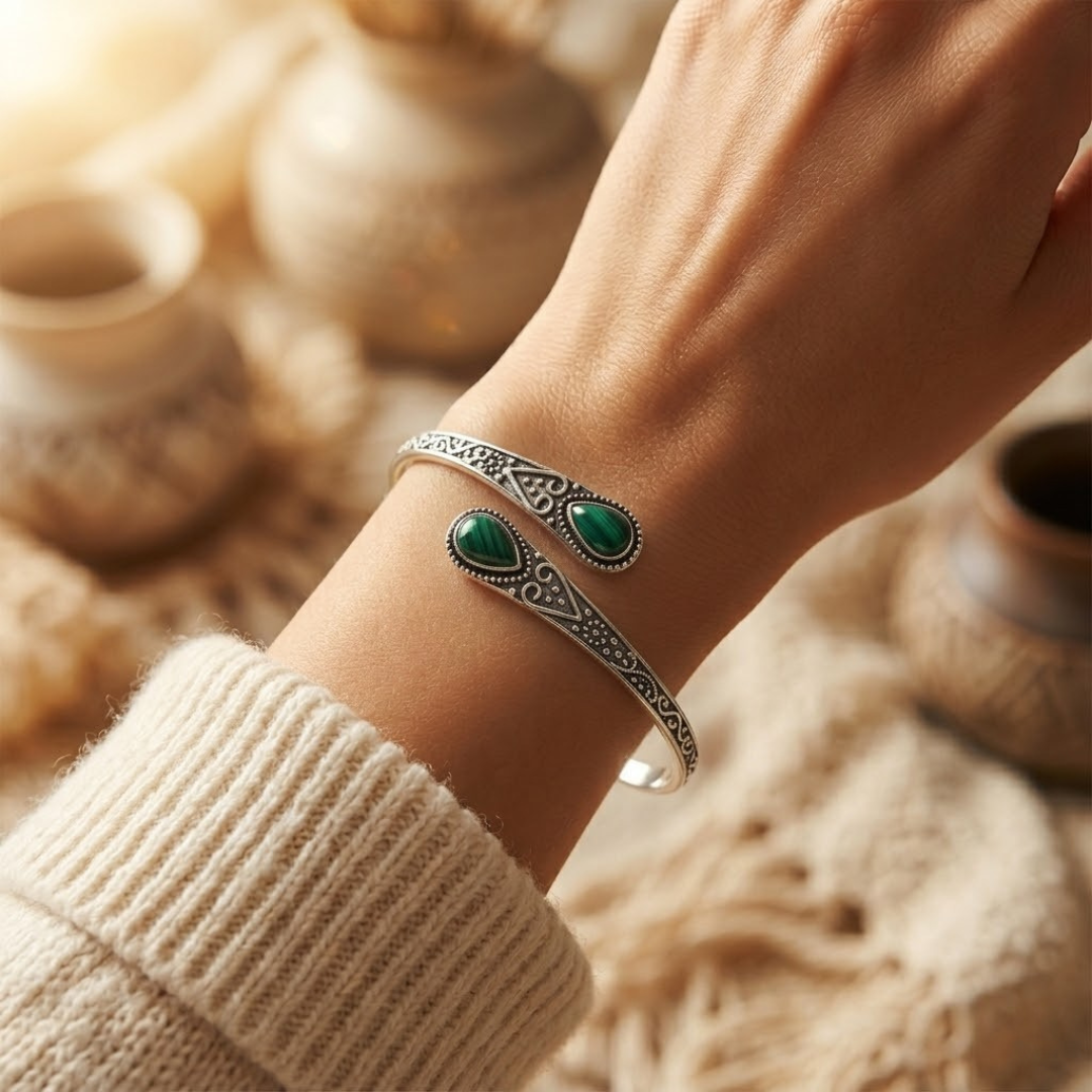 Pulseira vintage prata com detalhes de esmeralda verde, estilo elegante, da marca Rose & Oliver, exibe design sofisticado.
