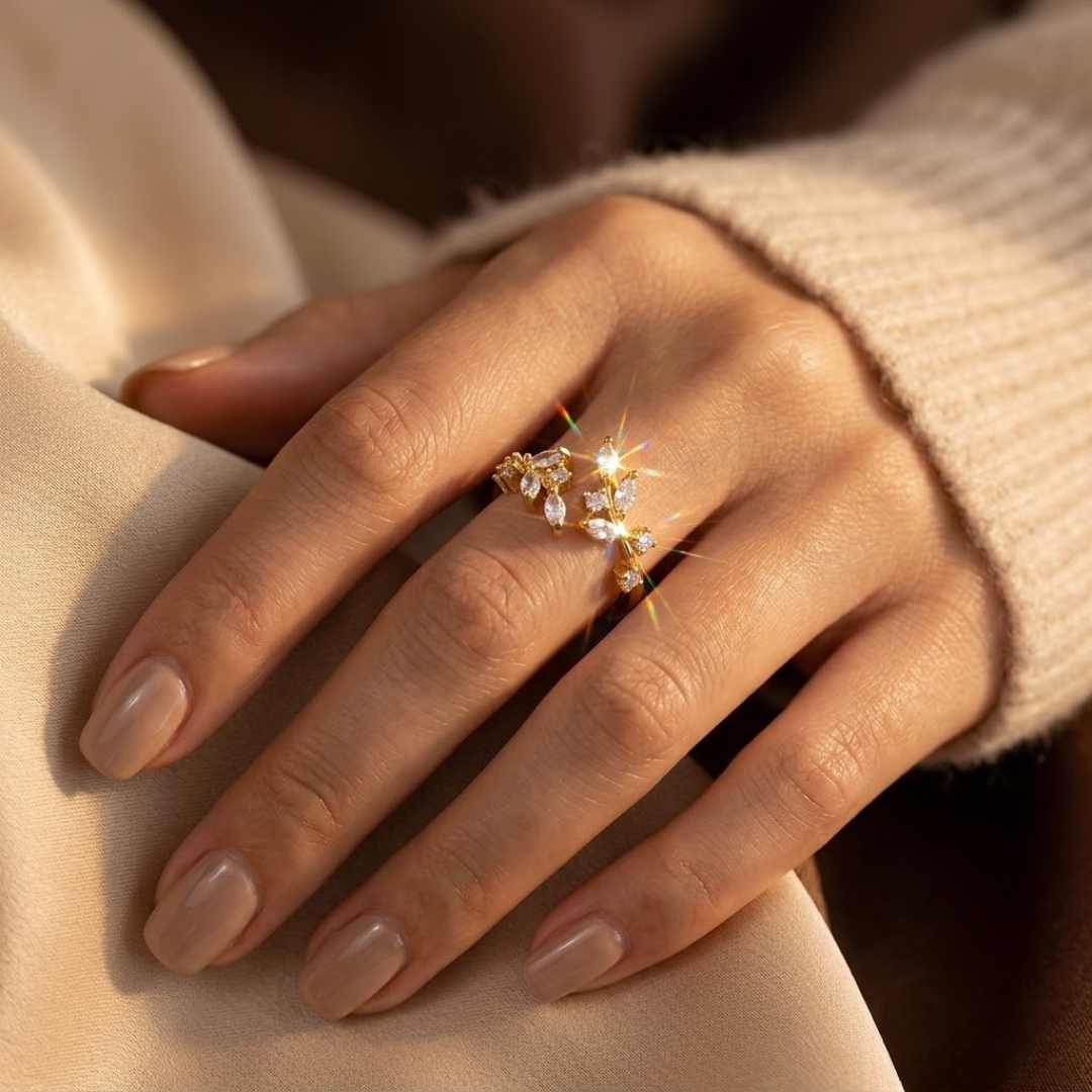 Anel aberto de folha dourada da Rose & Oliver, com design delicado de folhas em ouro brilhante.