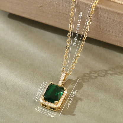 Colar retangular com halo de esmeralda dourada, da marca Rose & Oliver, com detalhes elegantes e acabamento refinado.